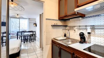 Kjøleskap, mikrobølgeovn, kokeplater og kaffetrakter/tekoker