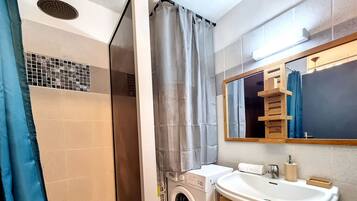 Dusche, Haartrockner, HandtĂŒcher, Seife