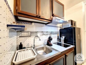 Refrigerador, microondas, placa de cocina, cafetera/tetera