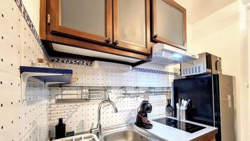 Réfrigérateur, micro-ondes, plaque de cuisson, cafetière/bouilloire