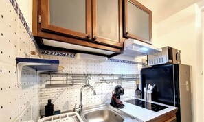 Fridge, microwave, stovetop, coffee/tea maker