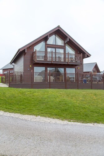 Luxury Constantine Lodge 4 bedrooms Hot Tub with for hire