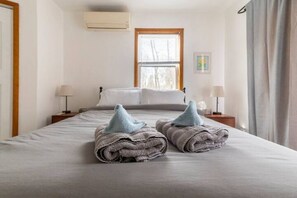 3 bedrooms, desk, iron/ironing board, travel crib