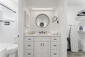 Asciugacapelli, asciugamani, sapone, shampoo