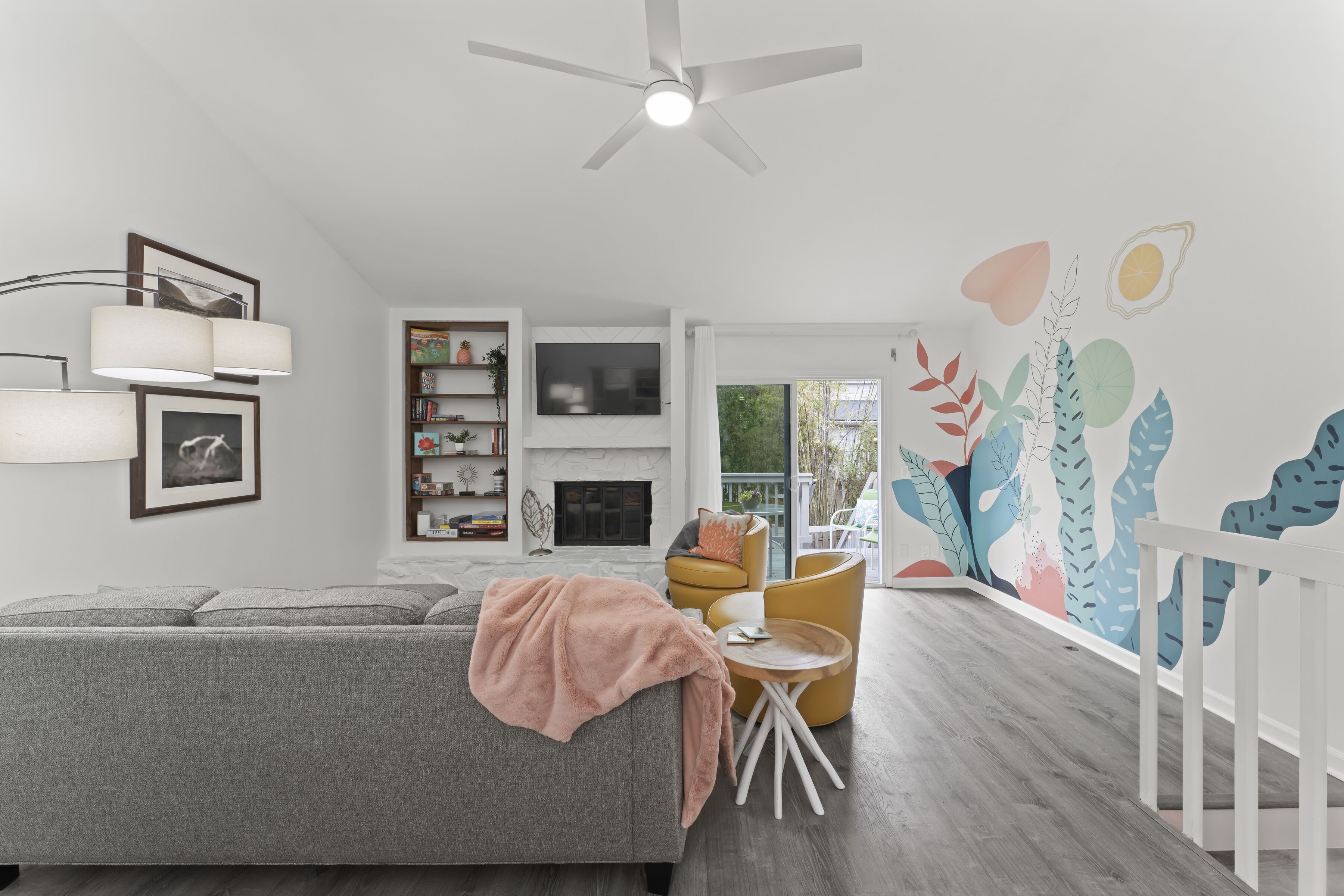 Smart TV, books, stereo