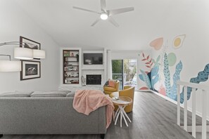 Smart TV, books, stereo