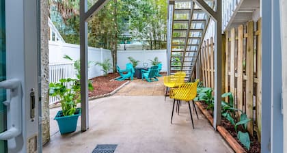 Seaside Retreat: Short walk to Beach, Dining & Shops! Fenced Yard, outdoor space