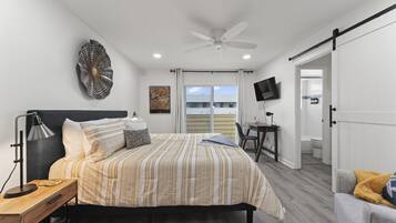 2 dormitorios, escritorio, tabla de planchar con plancha y cuna de viaje