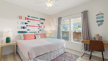 2 soverom, skrivebord, strykejern/-brett og reiseseng for barn