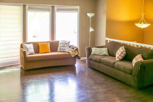 Willit. Stylish pet friendly home. No pet fee