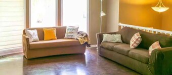 Willit. Stylish pet friendly home. No pet fee