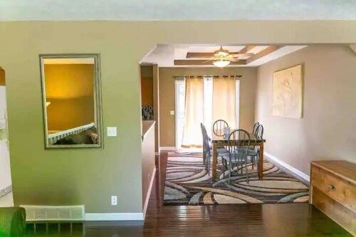 Willit. Stylish pet friendly home. No pet fee