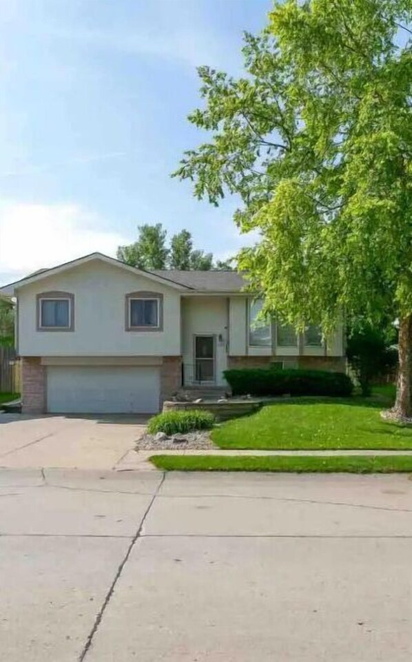 Exterior - Willit. 4BR Home w/ large backyard. (Omaha)