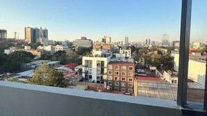 Vista sulla città da un grattacielo, cielo sereno.