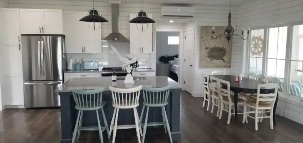 Cookware/dishes/utensils, spices, lobster pot