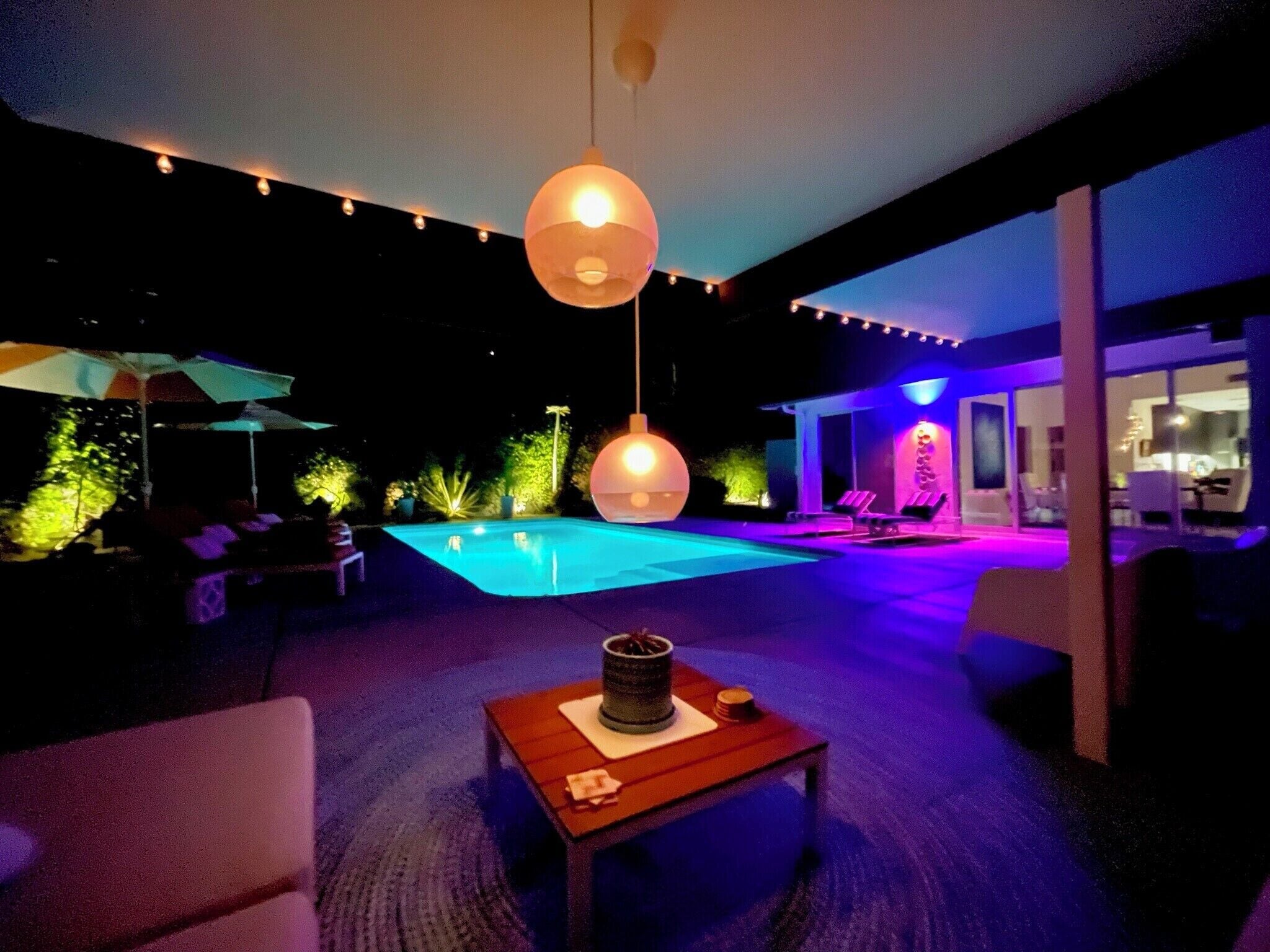 Utendørsbasseng og et oppvarmet basseng