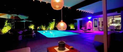 Utendørsbasseng og et oppvarmet basseng