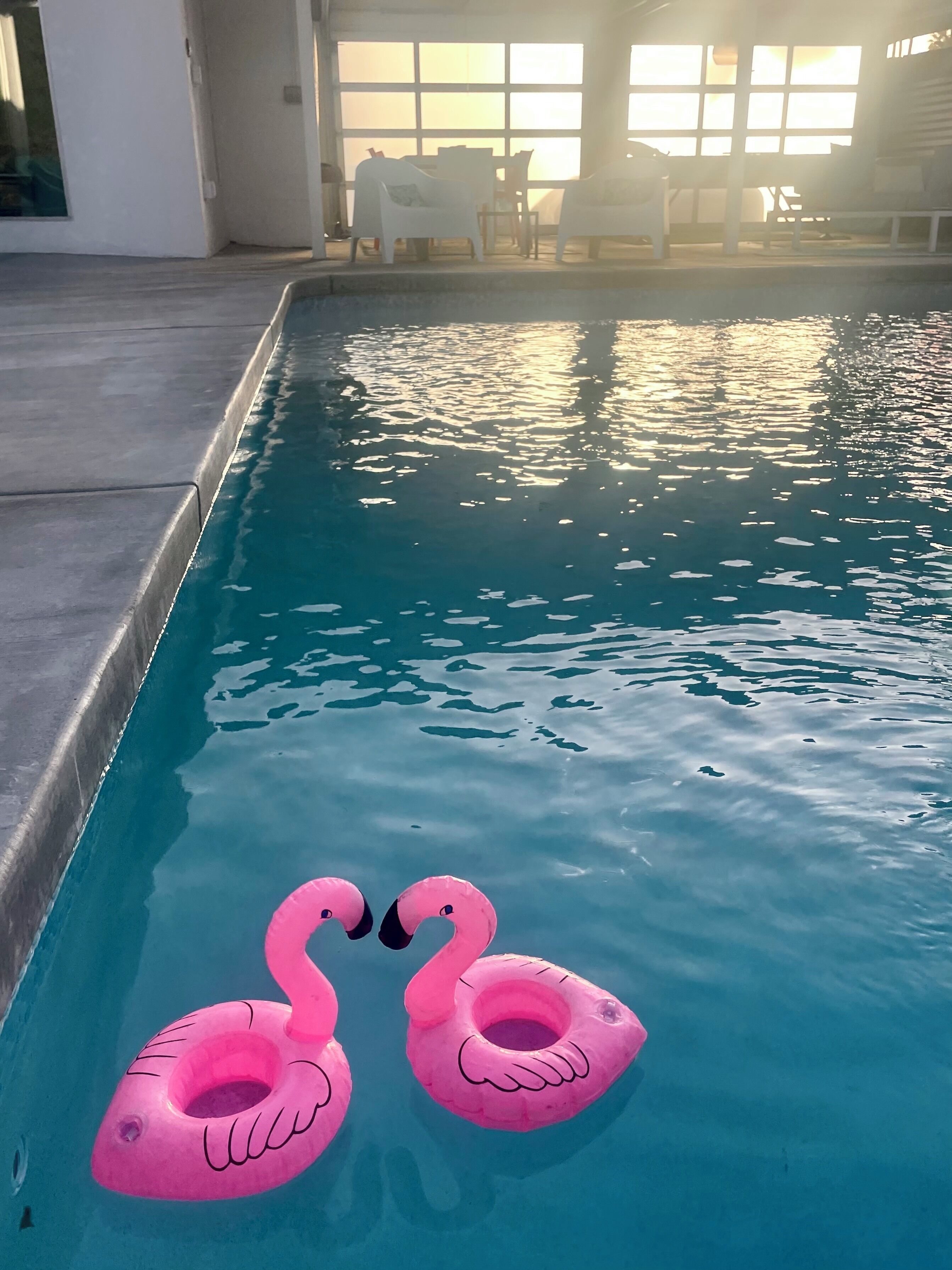 Utendørsbasseng og et oppvarmet basseng