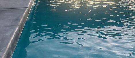 Utendørsbasseng og et oppvarmet basseng