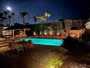 Utendørsbasseng og et oppvarmet basseng