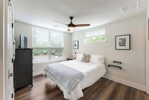 2 bedrooms, iron/ironing board, WiFi, bed sheets - Great Location - Downtown, SOCO, Zilker Park, ACL Festival and SEC Football! (Austin)