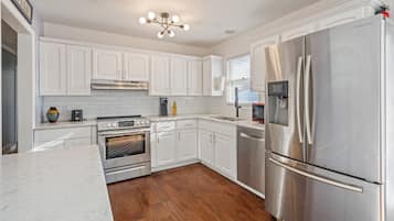 Køleskab, mikrobølgeovn, ovn, kogeplade