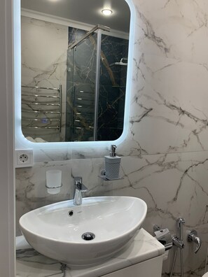 Haartrockner, Handtücher, Seife, Toilettenpapier