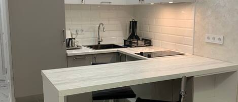 Kühlschrank, Mikrowelle, Wasserkocher, Kochgeschirr/Geschirr/Besteck