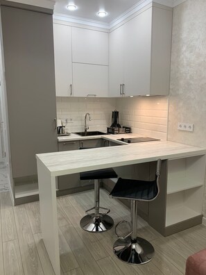 Kühlschrank, Mikrowelle, Wasserkocher, Kochgeschirr/Geschirr/Besteck