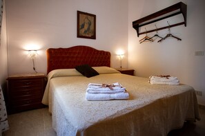 3 habitaciones, tabla de planchar con plancha y cuna de viaje 