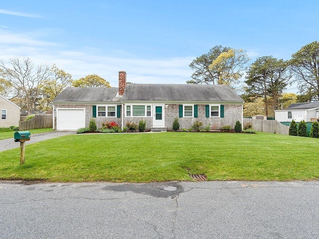 Beautifully Updated 3 Bedroom/ 2 Bath in West Yarmouth MA