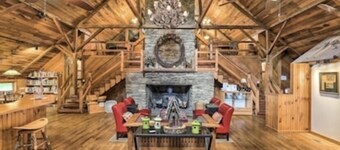 Serene Mtn cabin, views, hot tub, skiing, hiking, close to Asheville 