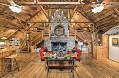 Serene Mtn cabin, views, hot tub, skiing, hiking, close to Asheville