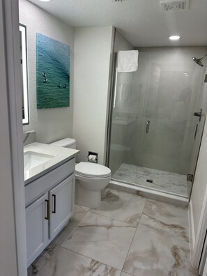 Dusche, Whirlpool, Haartrockner, Handtücher