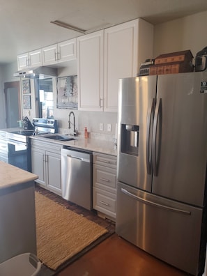 Kjøleskap, mikrobølgeovn, ovn og kokeplater