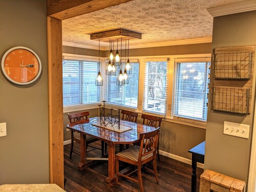 Modern industrial chic open concept home - 15 mins from Downtown