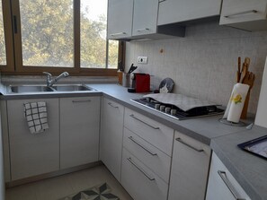 Frigorifero, microonde, forno, piano cottura