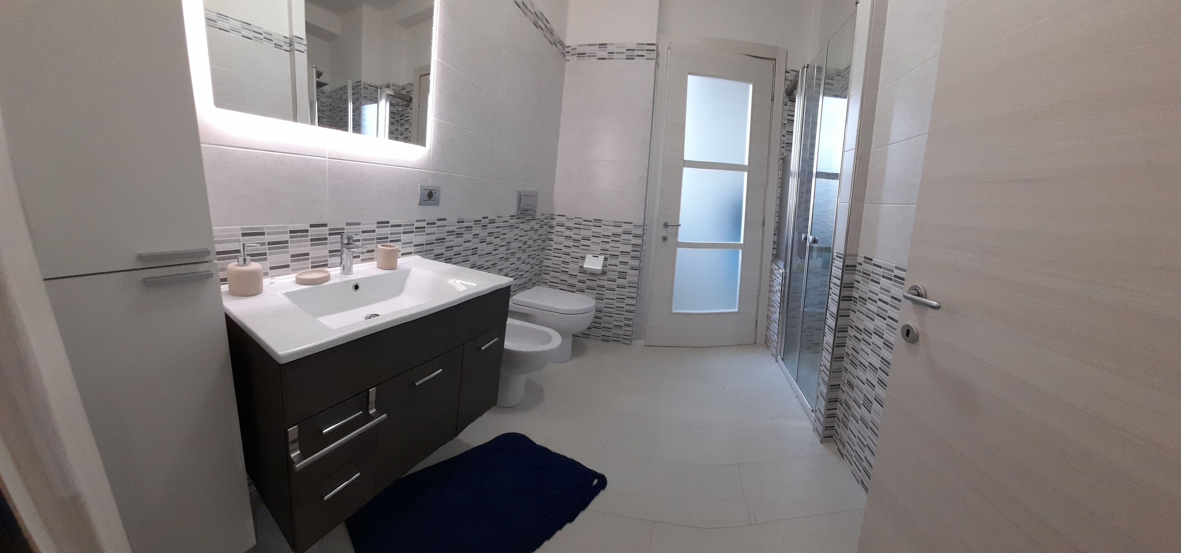 Dusche, Haartrockner, Bidet, Handtücher