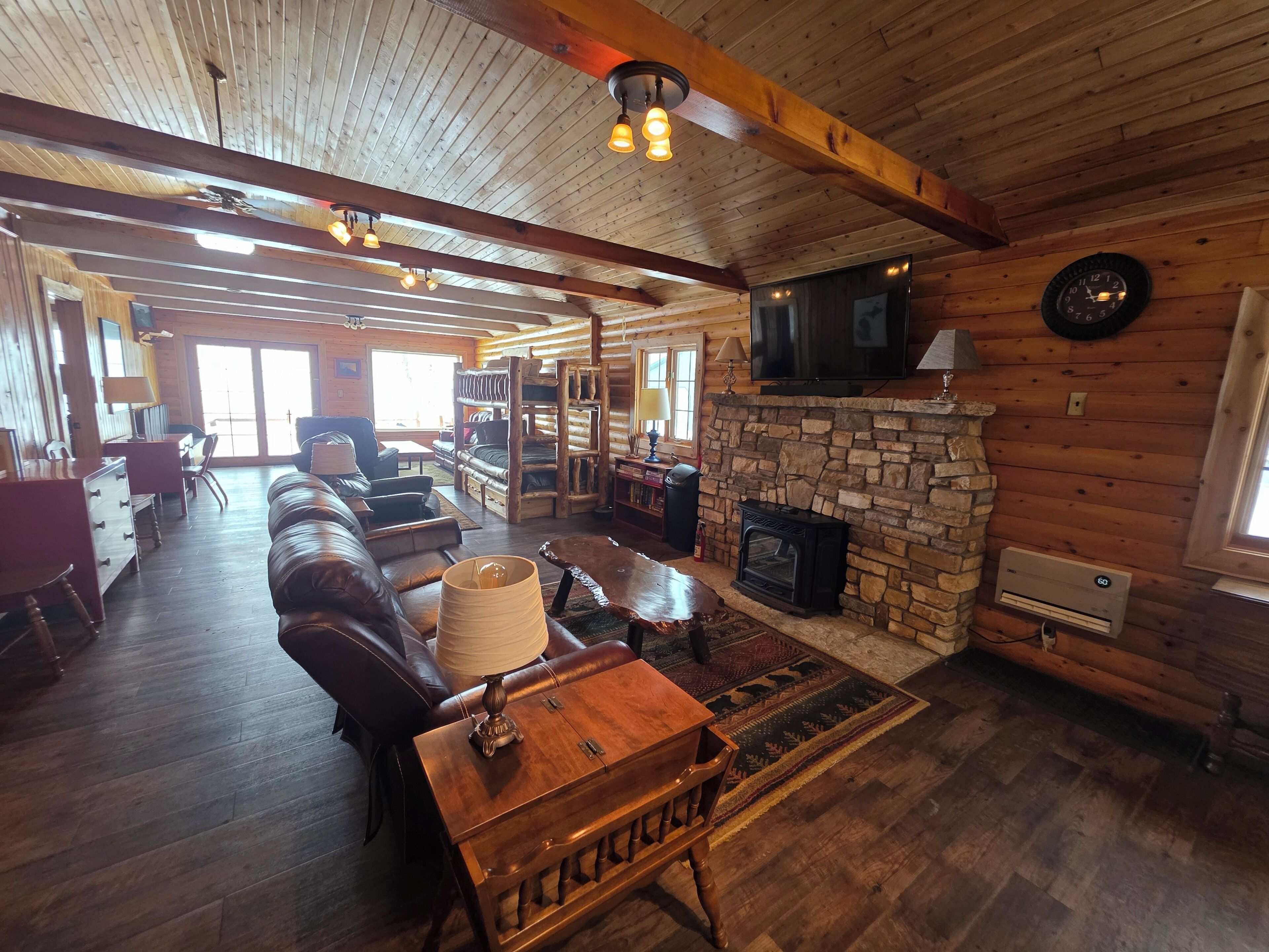 Smart TV, fireplace, books, stereo