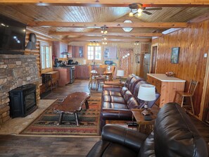 TV connectée, cheminée, livres, chaîne hi-fi