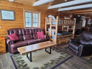 Una Smart TV, una chimenea, libros, un reproductor estéreo