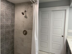 Shower, hair dryer, towels, soap - Sarasota Cozy & Clean, Near #1 Beach Siesta in SouthGate Neighborhood  (Sarasota)