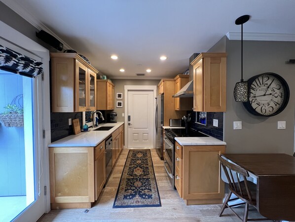 Refrigerador, microondas, horno, placa de cocina