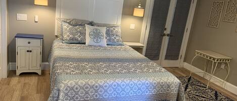 1 habitación, tabla de planchar con plancha y cuna de viaje