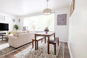 Smart TV, fireplace, Netflix, streaming services