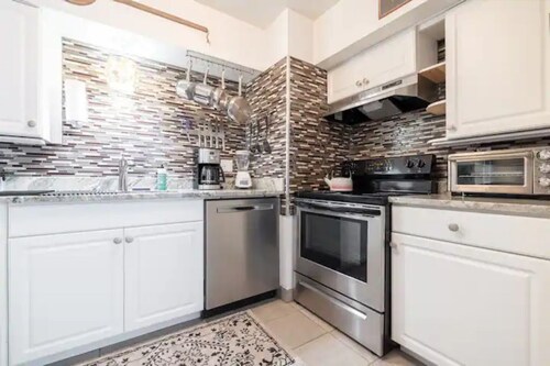 King & Queen Luxury Memory Foam Beds near Cleveland Airport | Georgetown Villas