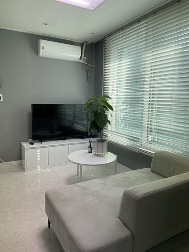 Peaceful-Neat 1 BR apt @gangnamdaechi