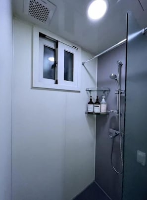 Douche, sĂšche-cheveux, serviettes fournies, savon