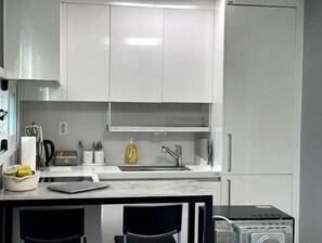 Réfrigérateur, micro-ondes, four, plaque de cuisson