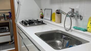 Refrigerador, microondas, placa de cocina, tetera/pava eléctrica